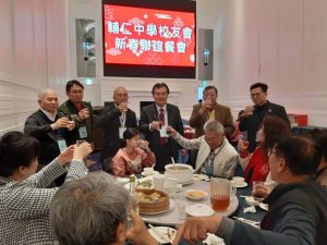 ▲校友會理事長沈茂根與輔仁中學校長李國榮聯連袂向與會校友敬酒。(照片/輔仁中學全國校友會提供)